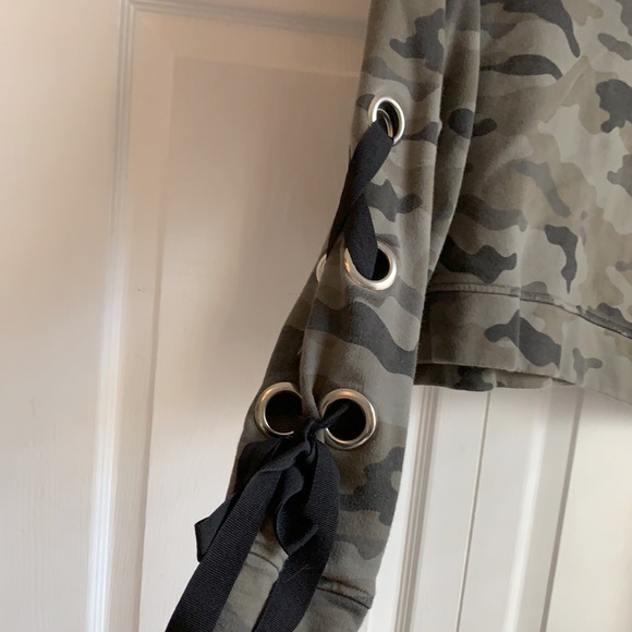 TOPSHOP Camo Crop Sweatshirt - Picture 2 of 4